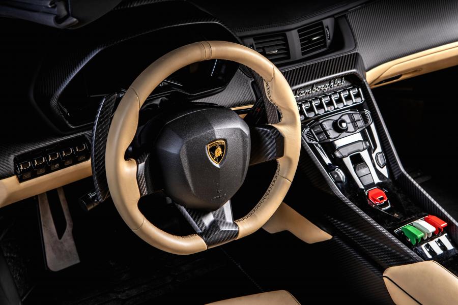 Интерьер Lamborghini Veneno Roadster 2014 года  (фото 12 из 36)